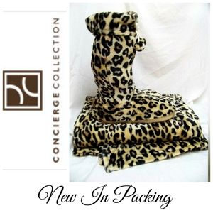 SOLD❗ SOFT & COZY THROW & BOOTIE SET